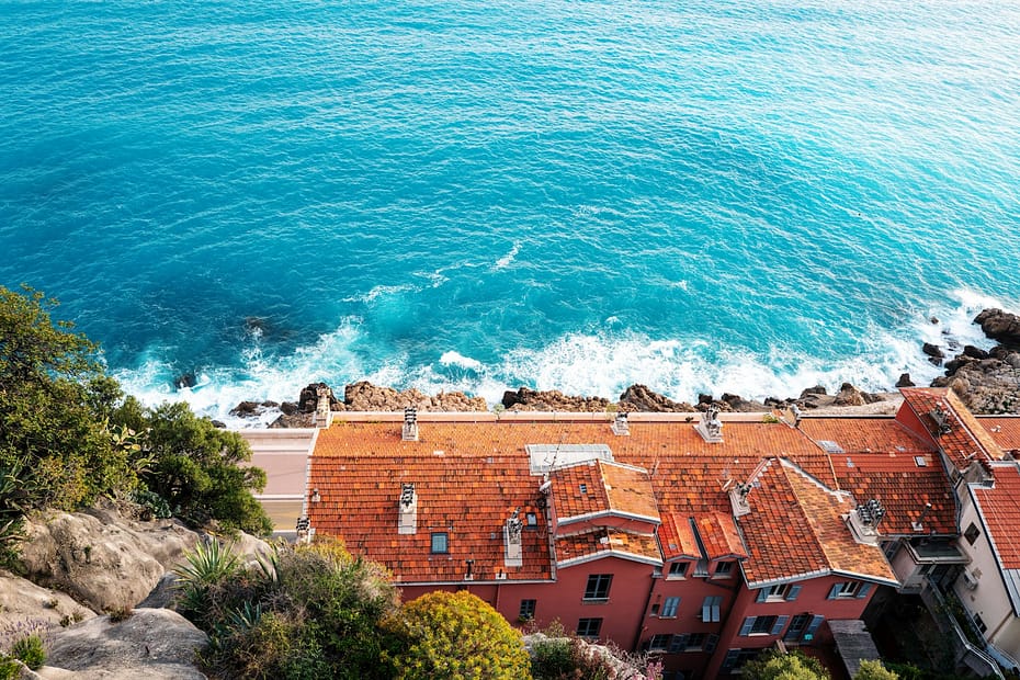 A view of the ocean from a high point of view